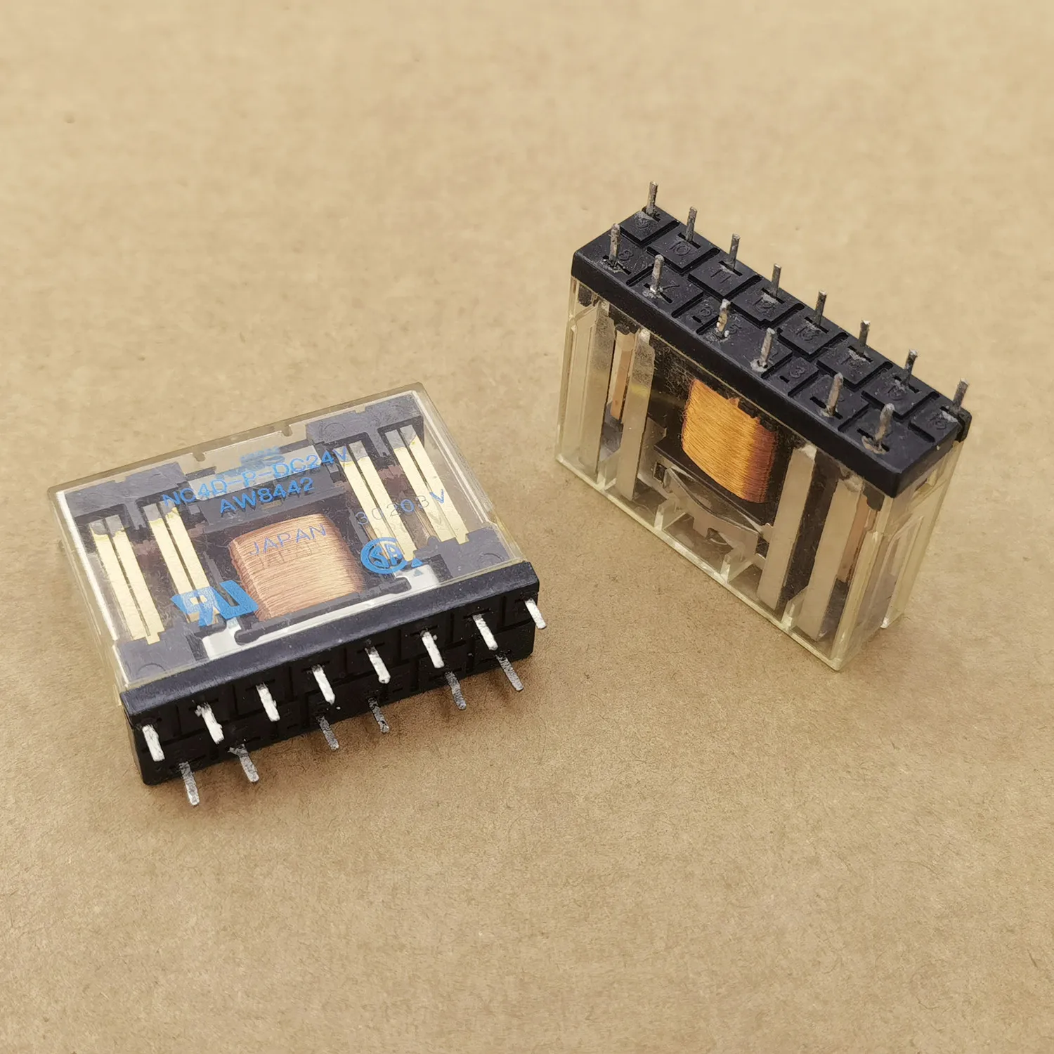 

Реле безопасности Hot Spot NC4D-P-DC24V AW8442