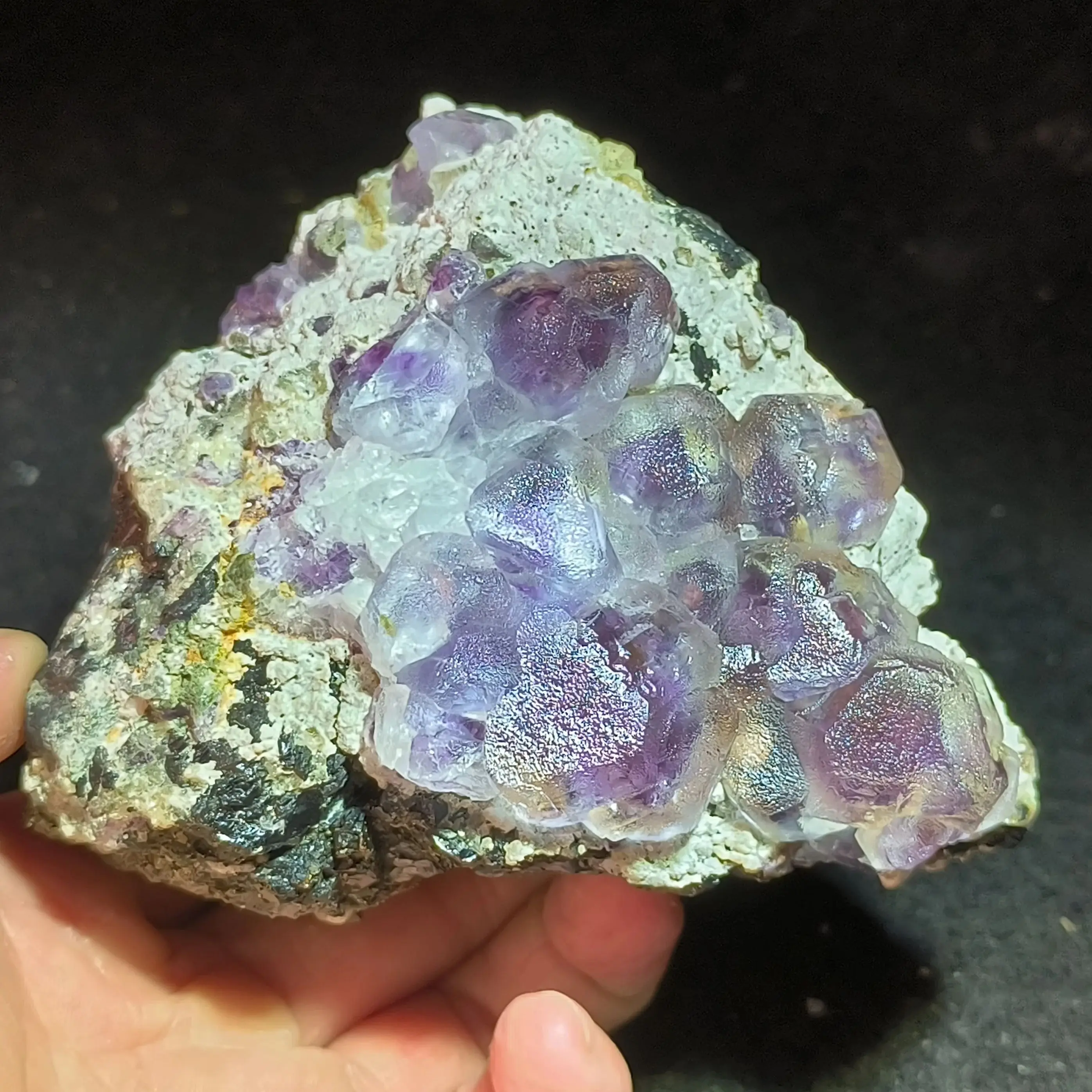

656.8gNatural purple fluorite, black tungsten crystal, mineral raw stone for treating halo energy, home decoration