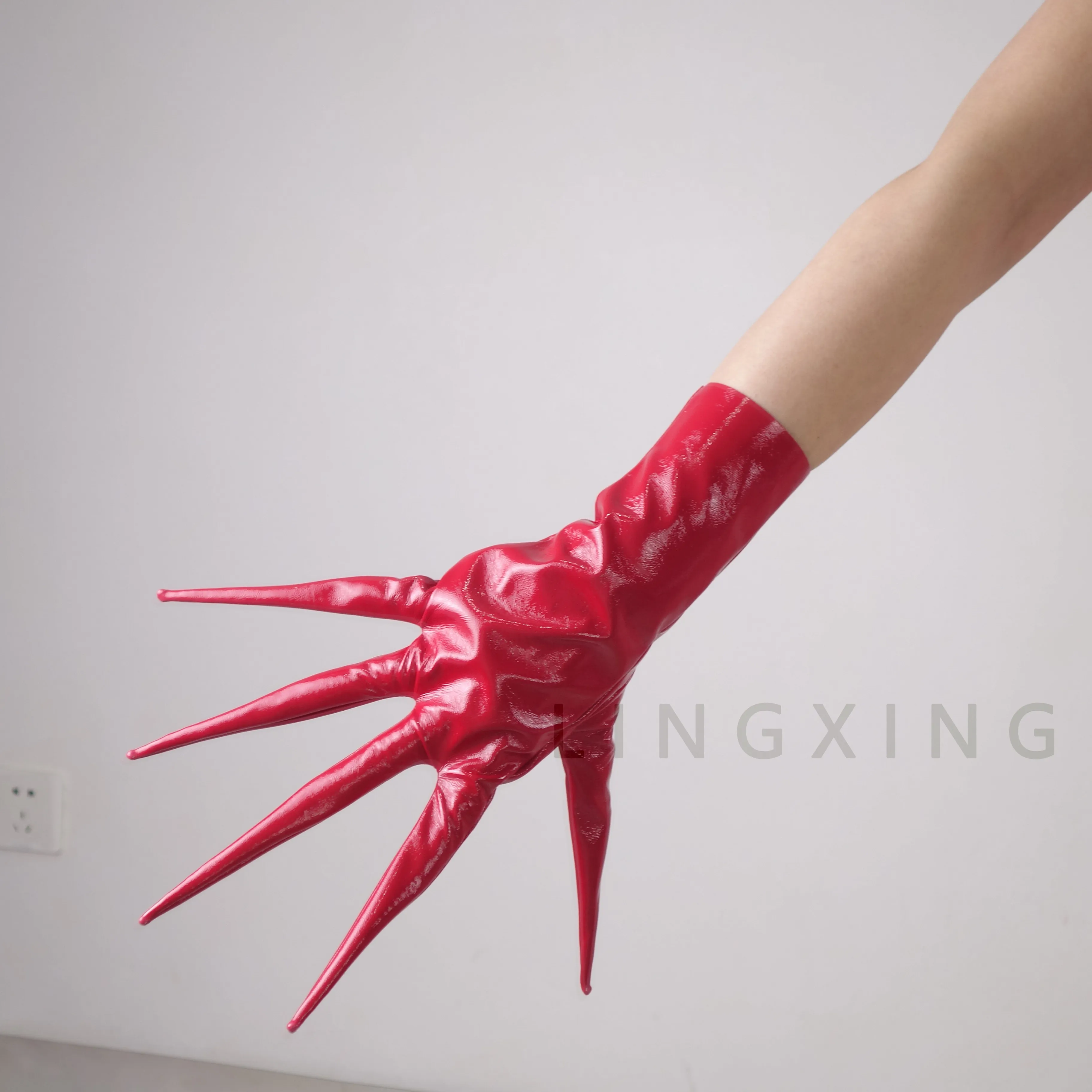 35 cm 14 Zoll spitze Fingerhandschuhe aus patentiertem Kunstleder PU mit langen Spikes an den Schultern, Armwärmer, glänzend schwarz, Pfoten-Drachenknöchel-Design – Detail 10