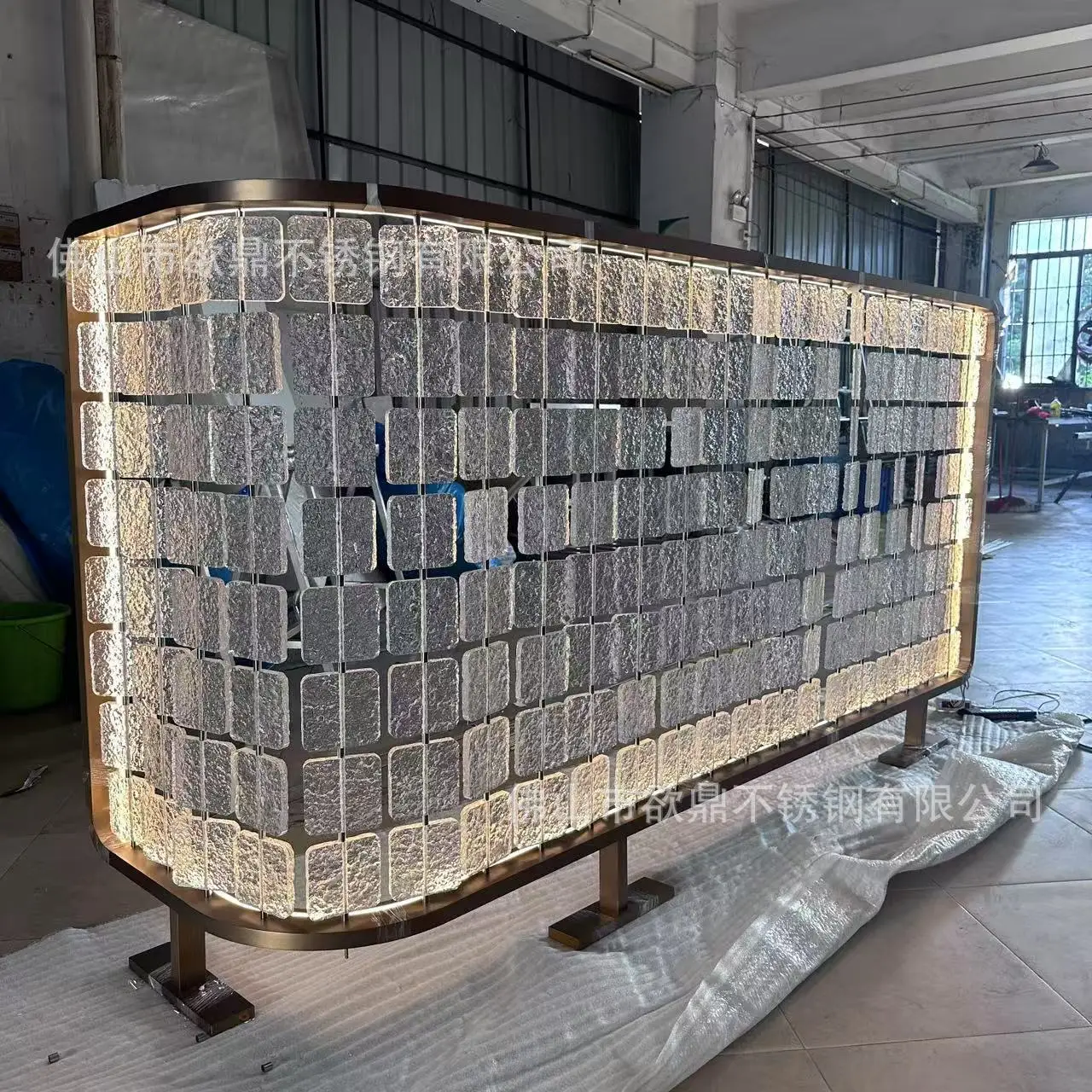 

Акриловый экран из нержавеющей стали для отеля, диван для ресторана, хрустальное стекло, перегородка для карточек, изогнутый подвесной стеклянный экран