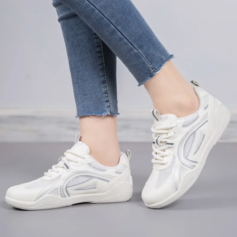 أحذية كاجوال شعبية منخفضة القطع للنساء، أحذية رياضية عصرية مضادة للانزلاق للطلاب، أحذية تدريب شبكية متعددة الاستخدامات