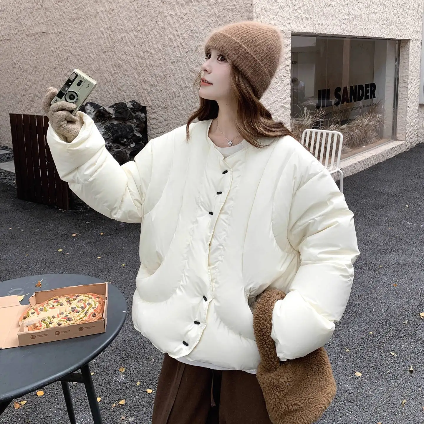 UMI MAO 90 سترة بيضاء مبطنة مع تصميم سميك دافئ بتصميم كلاسيكي غير منتظم وفتحة خفيفة الوزن سترة نسائية #4