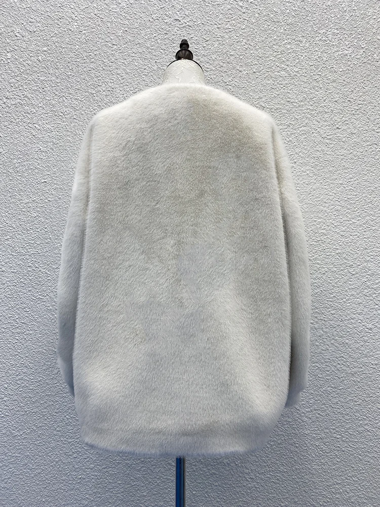 เสื้อคลุมขนเฟอร์เทียมสีขาวสไตล์ฝรั่งเศส ให้ลุคหรูหรา เรียบเนียน นุ่มละมุน ดูมีระดับ สวมใส่สบาย เหมาะสำหรับออกเดทหรือใส่ทำงาน