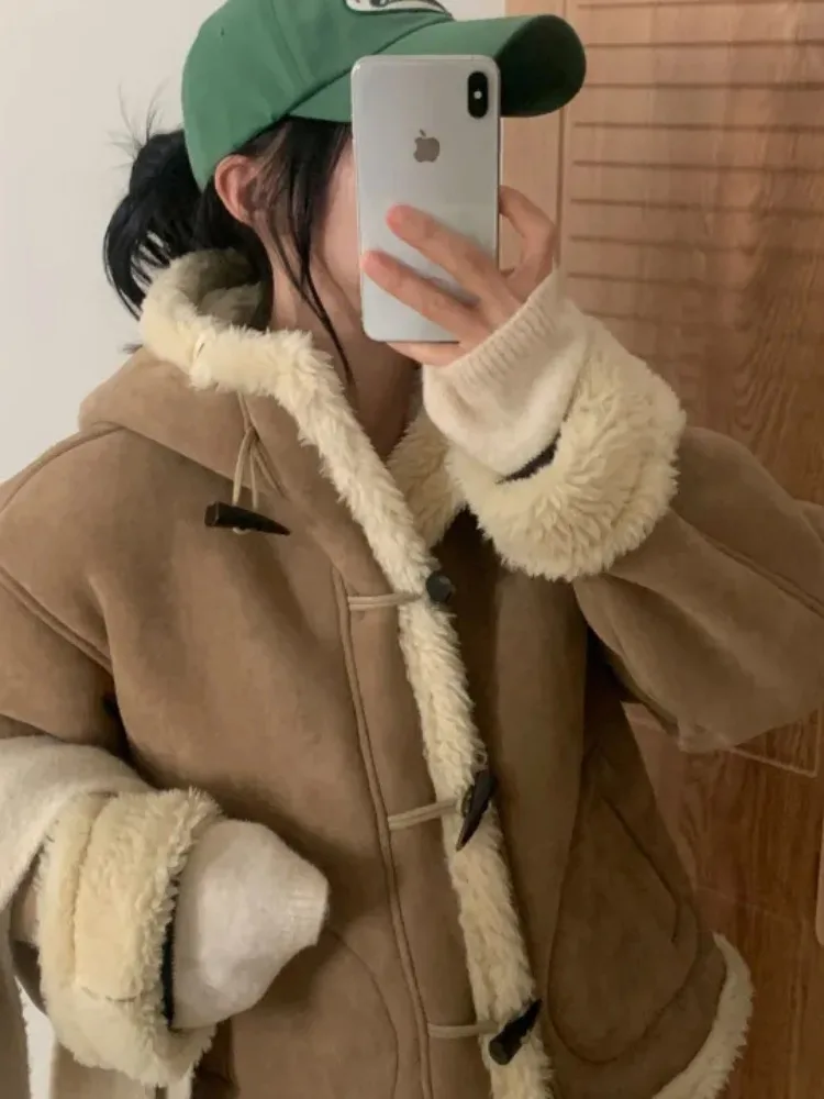 Casaco de couro de pele emendada retrô com capuz solto ort feminino inverno novo sle botão acima qualidade superior material exclusivo on-line