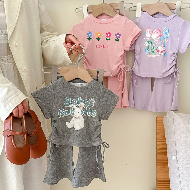 طقم بناتي بأكمام قصيرة مطبوع عليه زهور حلوة ورقبة دائرية من القطن تي شيرت عالي الخصر للتخسيس بلون سادة سروال جرس