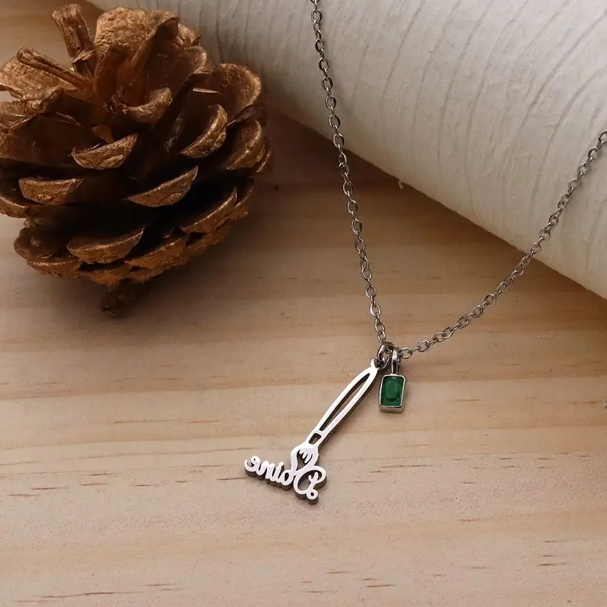 

Подарок для любителей искусства: колье-чокер из нержавеющей стали с подвеской в виде кисточки для рисования с именем на заказ от Todorova.