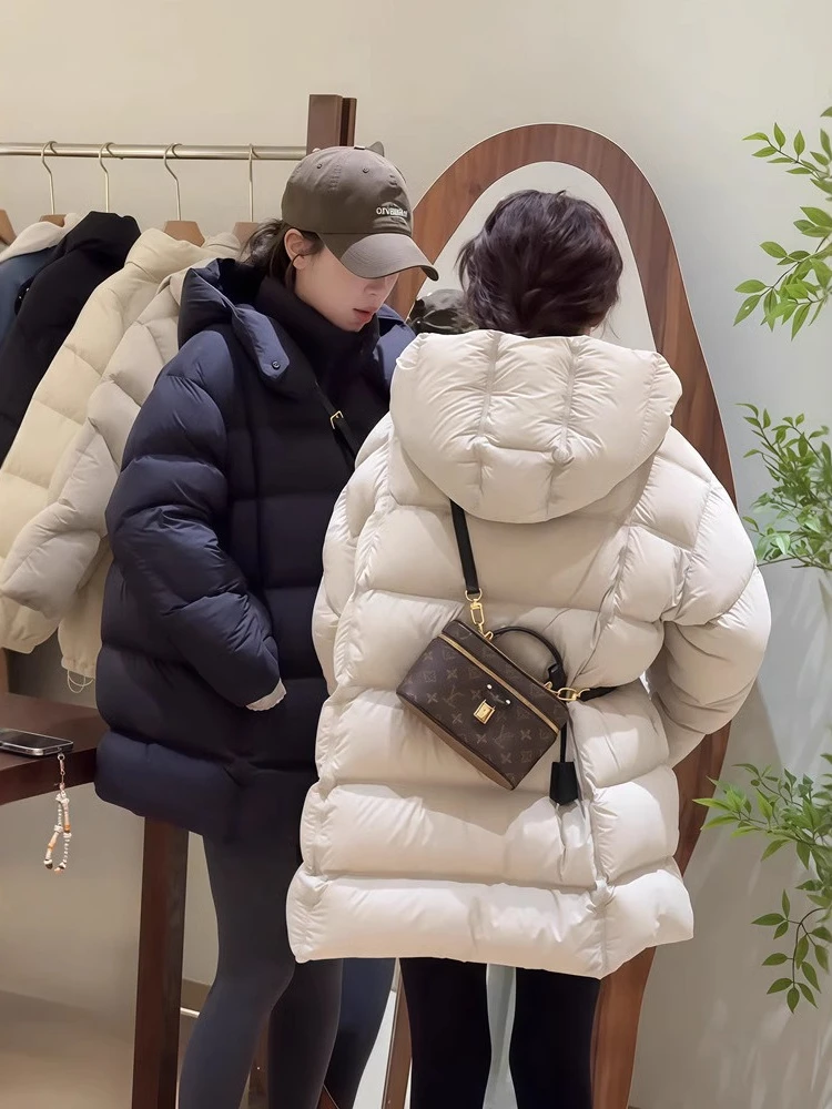 سترة نسائية فاخرة سميكة 90% معطف منتفخ على شكل بطة بيضاء موضة شتوية بقلنسوة كبيرة الحجم دافئة متوسطة الطول سترات خارجية