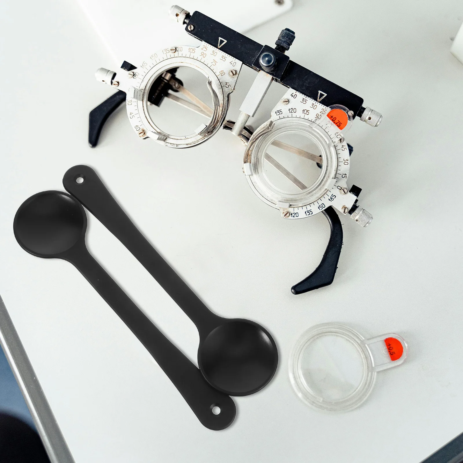 

2Pcs Eye Occluder Lightweight Plastic Eye Cover Testing Tools for Accurate Eyesight Assessment Optometry Eyesight Exam Optometry