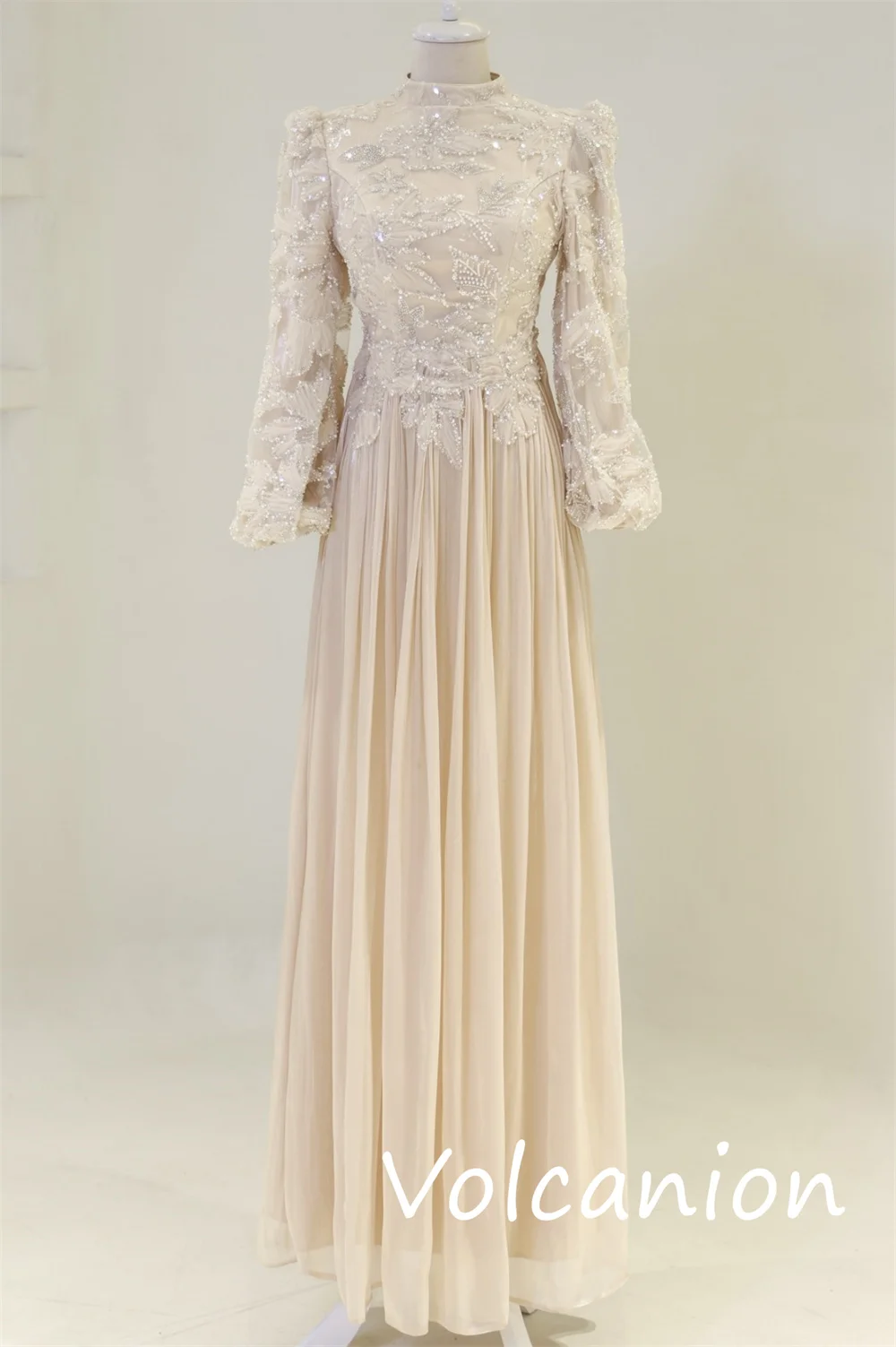 Aangepaste mode eenvoudige chiffon lovertjes plooi a-lijn hoge kraag lange jurken op maat gemaakte gelegenheid glitter