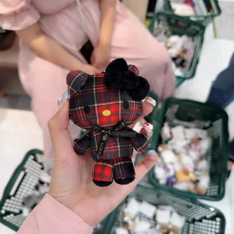 Uroczy pluszowy breloczek w stylu anime z serii w kratkę, w kształcie kotka Kt, retro pluszowy breloczek do plecaka w kratkę, uroczy pluszowy breloczek do kluczy.