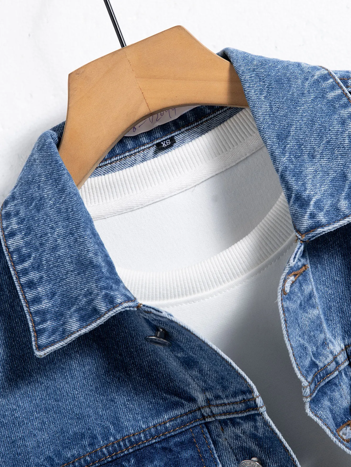 Herren Blaue Jeansjacke für Frühling und Herbst. Multi-Pocket-Design. Normale Größe im Stylischen Street-Casual-Look. – Detail 7