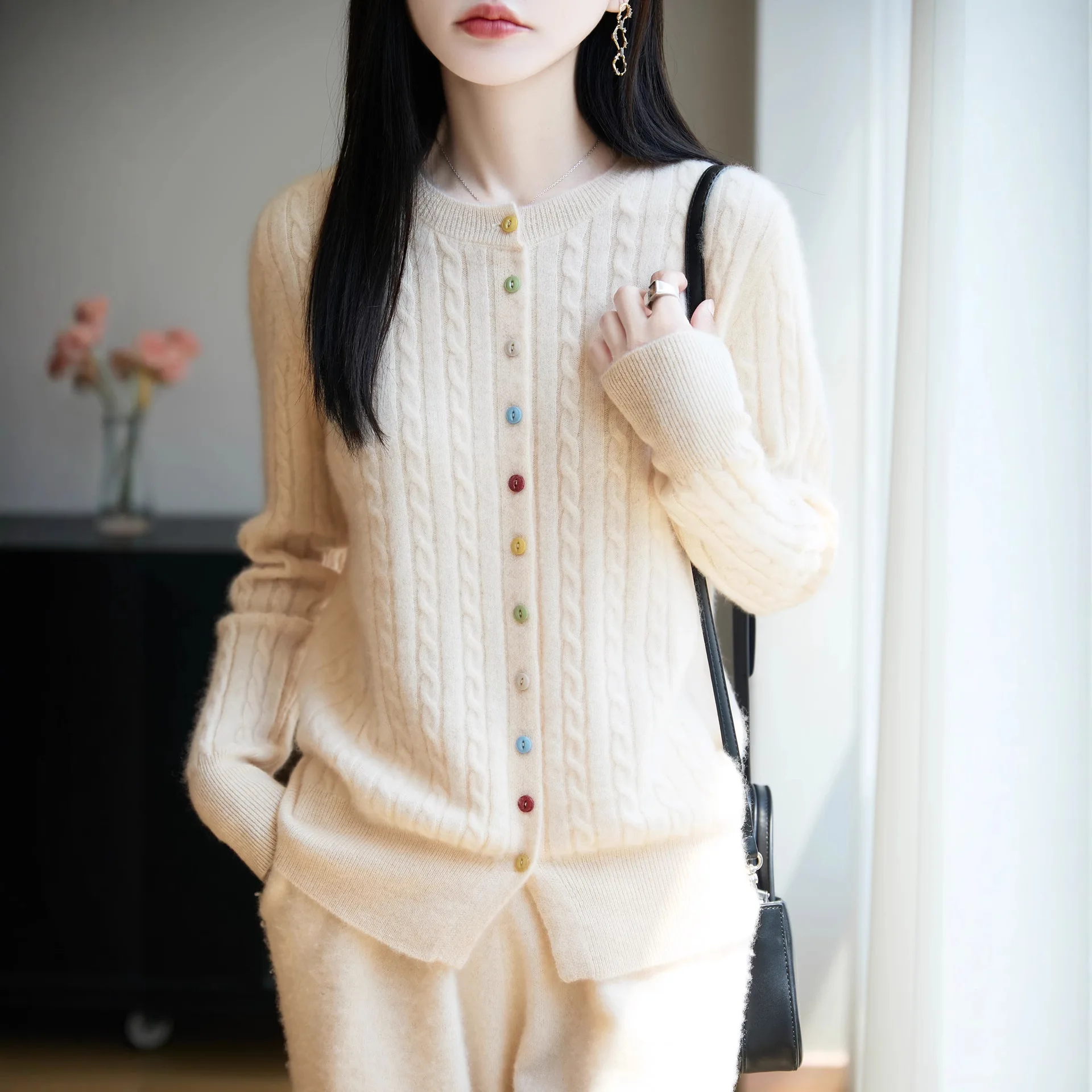 سترات نسائية 100% من الصوف لخريف وشتاء دافئ برقبة دائرية سترة فضفاضة على الموضة الكورية ملابس خارجية محبوكة واحدة الصدر