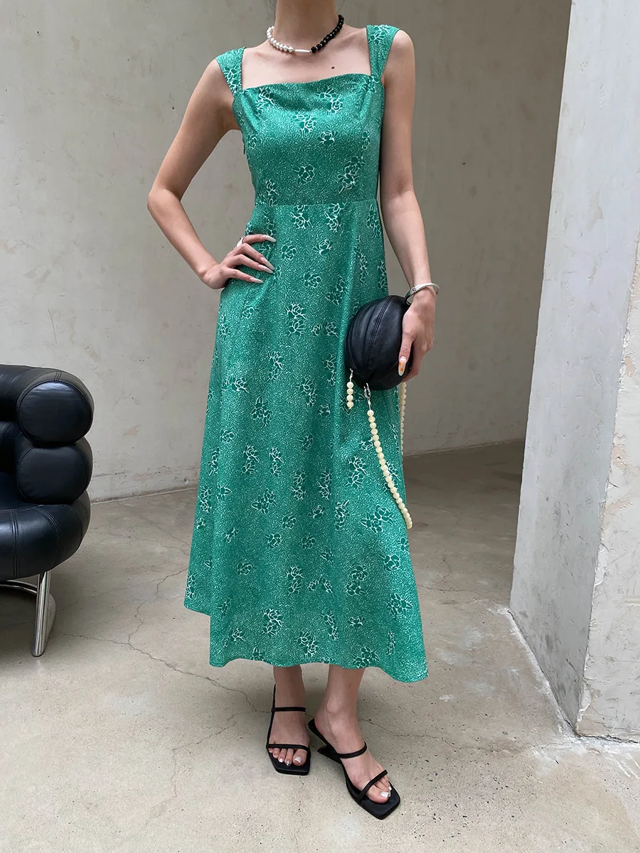 Sommerliches Damenkleid im französischen Retro-Stil mit eckigem Ausschnitt, tailliertem Schnitt und schlank machendem Blumenmuster. – Detail 10