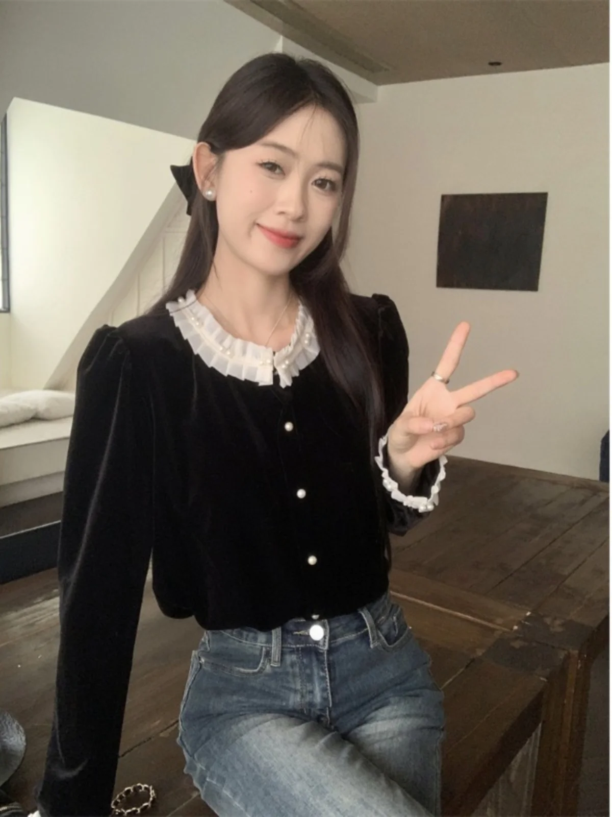 

Блузка женская осенне-зимняя из вельвета, больших размеров, приталенная, свободного кроя, с длинным рукавом, с воротником-стойкой, базовая модель