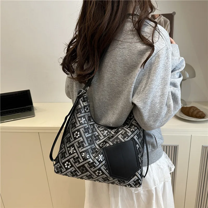 

2025 new summer casual retro larg capacity women's handbag luxury design simple commuting shoulder cross-body bag