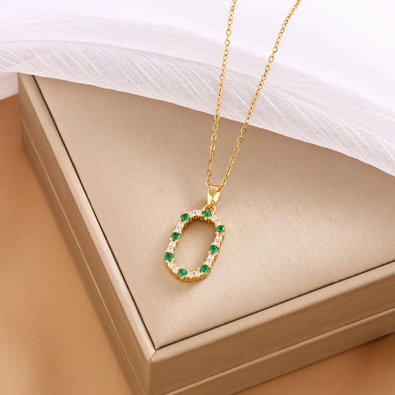 幾何学的なペンダントチタン鋼ネックレス、女性用ジュエリーネックレス、女性用インターネットセレブの新しいエメラルドの輝き、ニッチ