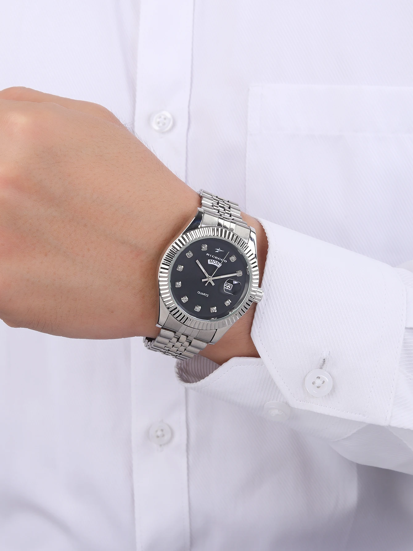 

Деловой кварцевый ремешок, алмазная шкала, еженедельный календарь, текстурированный безель с двойным дисплеем, ремешок из нержавеющей стали, модные мужские часы