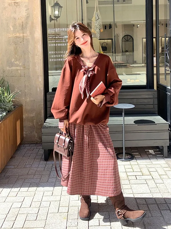 

Комплект из свитшота с V-образным вырезом и юбки в клетку для женщин: новая коллекция для ранней весны и осени, омолаживающий двухсекционный комплект с шарфом