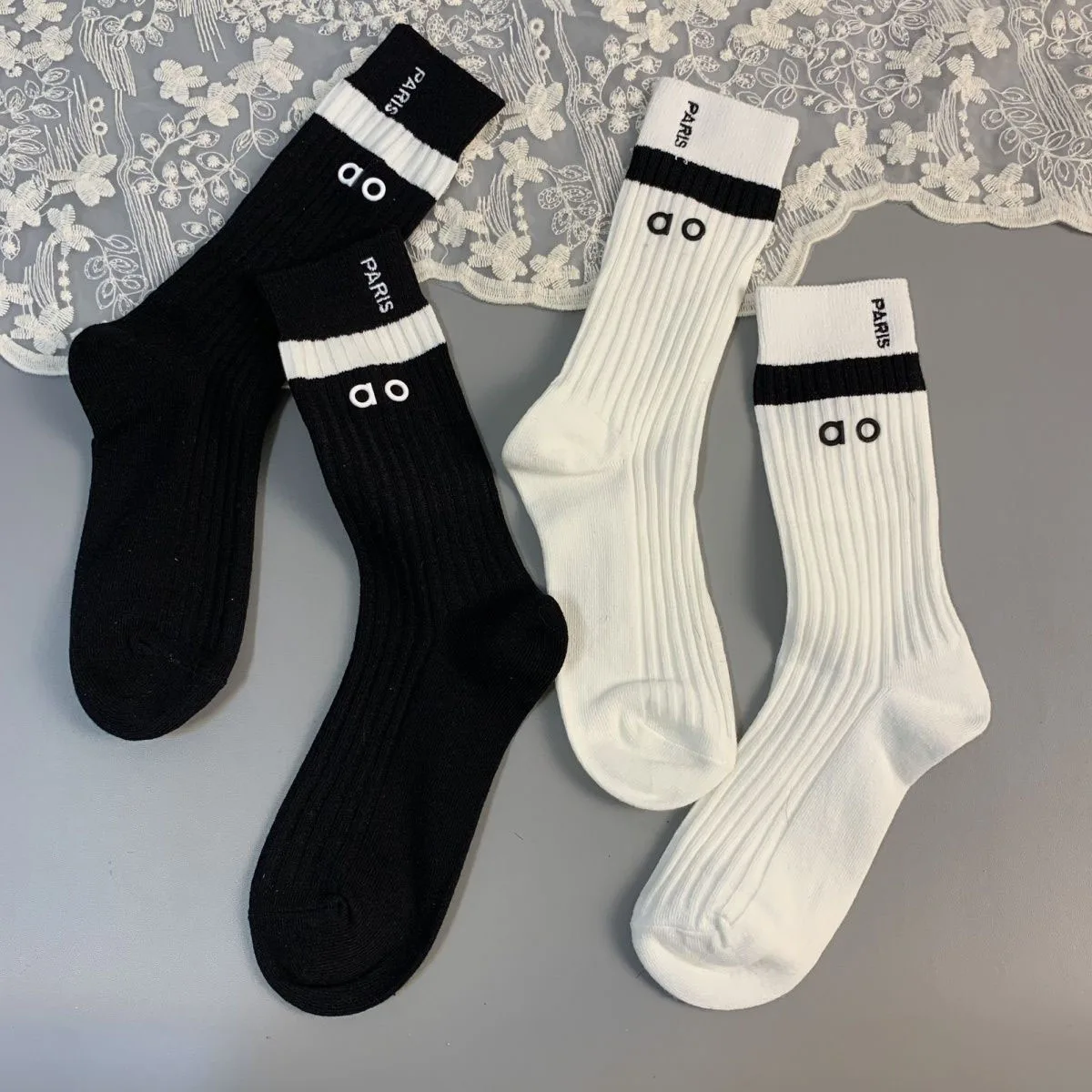 

2 пары новых стильных черно-белых дышащих многослойных классических и простых леггинсов из чистого хлопка, модные носки до середины икры с надписью в стиле ретро