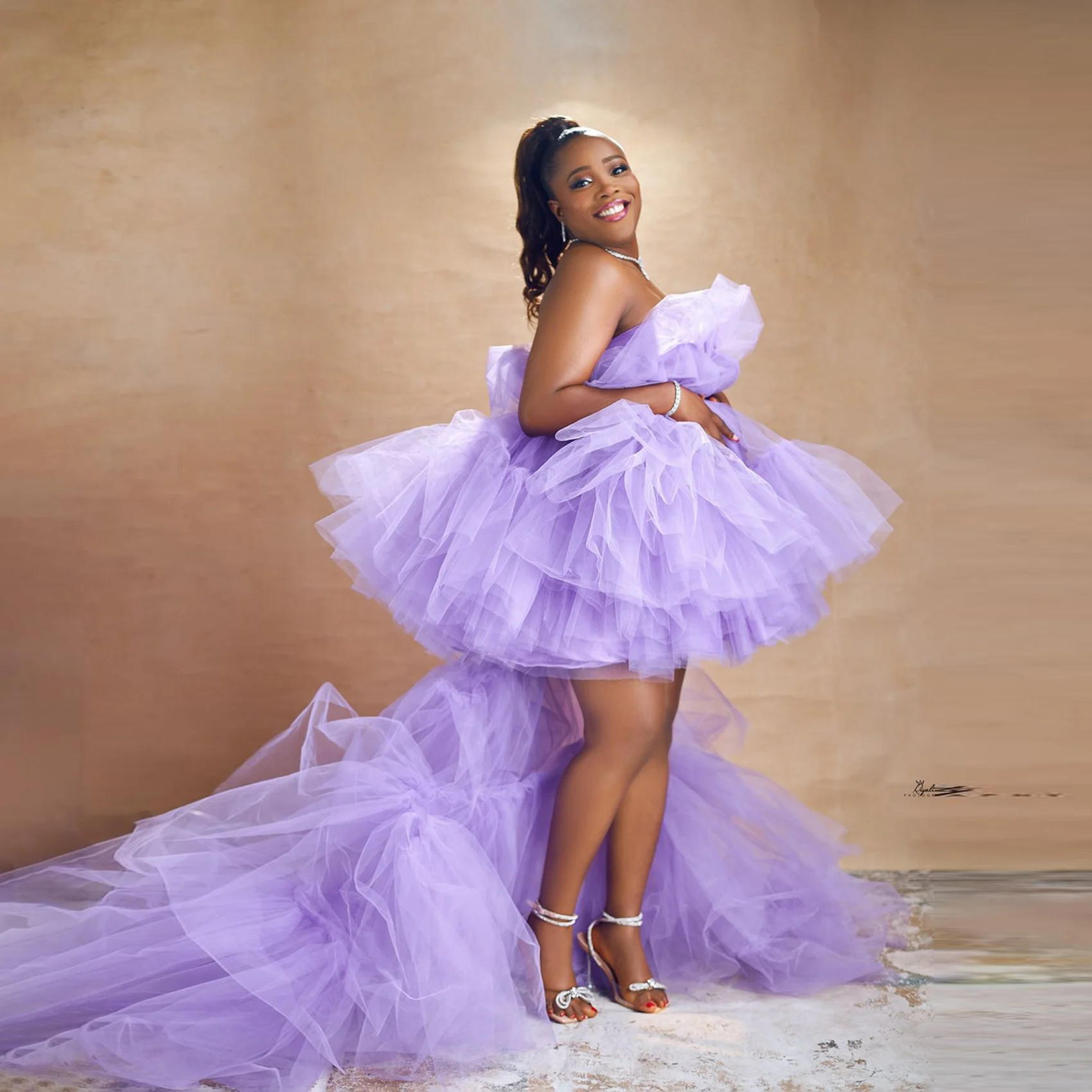 Lavendel Tüll High Low Ballkleider Sexy Trägerlos Puffy Sweep Zug Abendkleider Tiered Rüschen Frauen Hochzeit Party Kleid