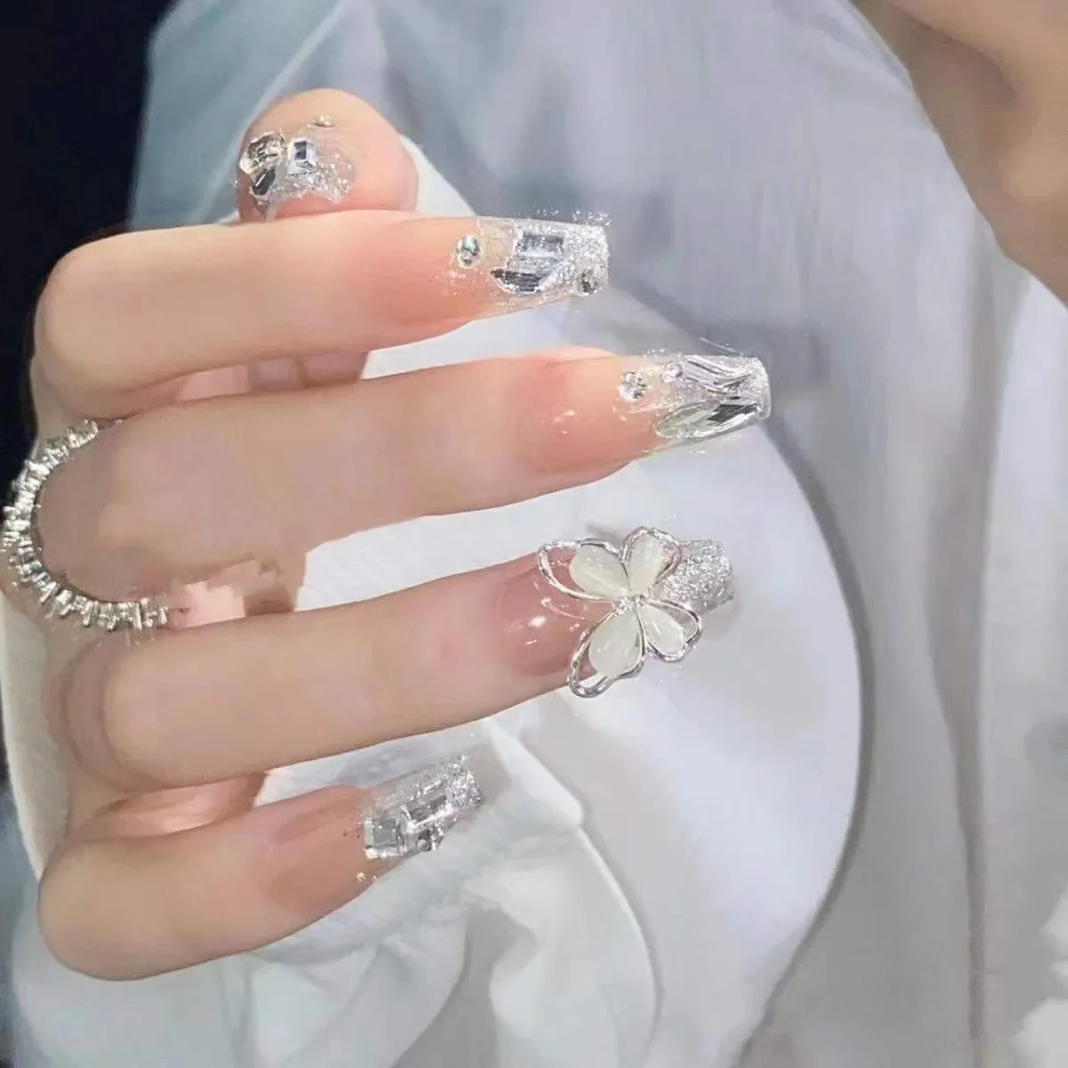 24pcs Nude Silver Glitter Press On Nails 3D Opal Flower Big Rhinestone Crystal Fake Nail Short Almond Fake Nail for Women
