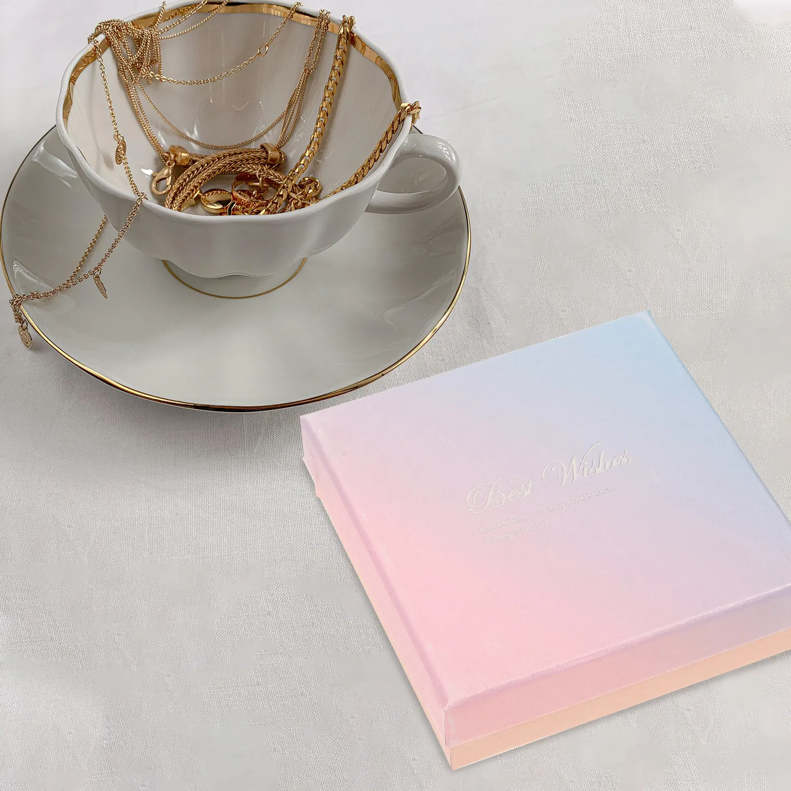 

Подарочная коробка для ювелирных украшений премиум-класса: для колец, серег, ожерелий, браслетов. Стильная, элегантная, изысканная бумажная упаковка. Маленькая, компактная, роскошная, для свадьбы.