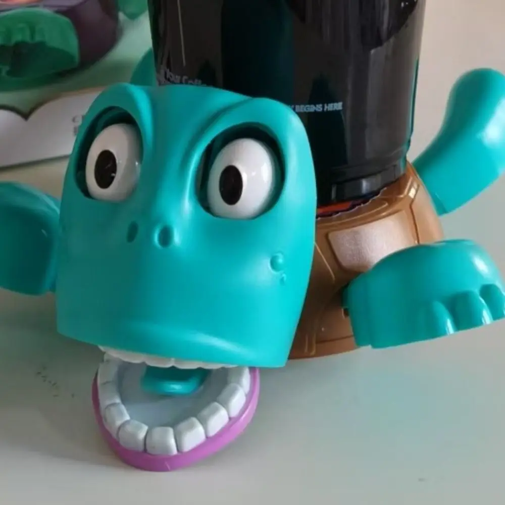 Pernas cruzadas e olhos estourosos, porta-copos de tartaruga assustados, suporte de caneca de tartaruga, brinquedos peculiares, tipo de imprensa anti-queimadura