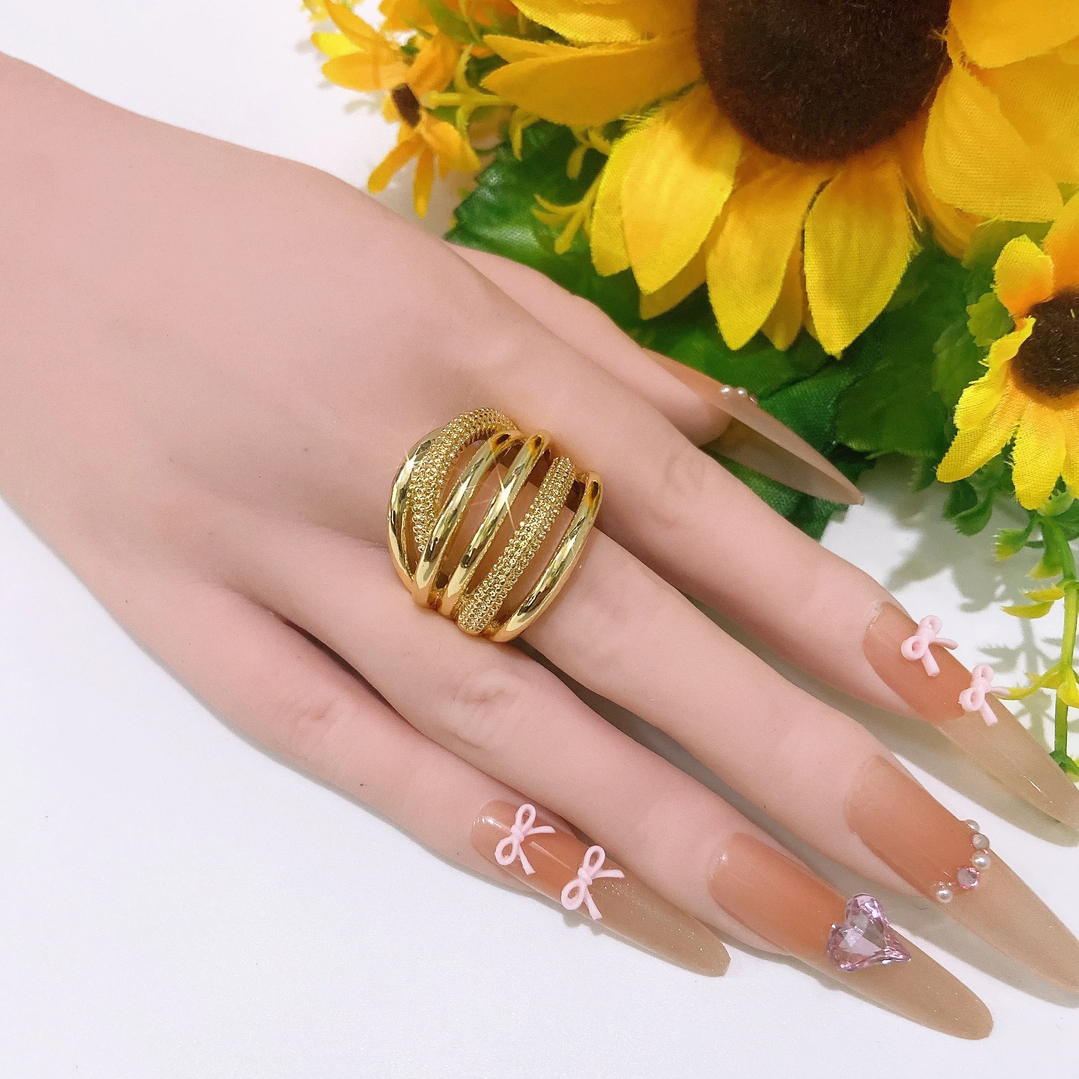Trendy Gold Swirl Statement Ring for Women Bold Sculptural Design Chunky Party Cocktail Jewelry Shiny Gold-Plated Fashion Style