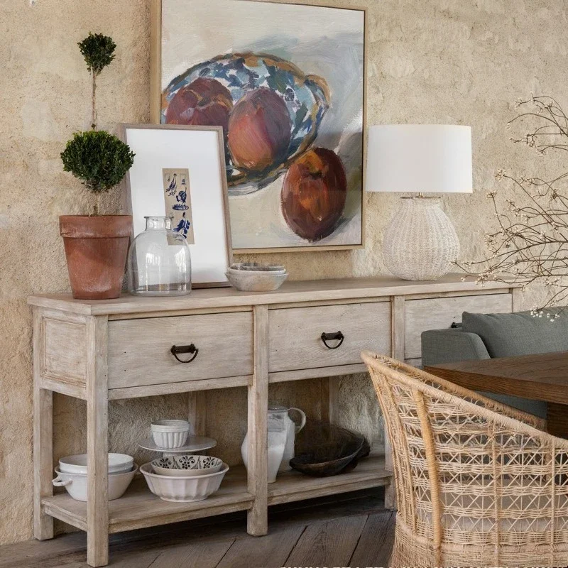 غرفة المعيشة ذات الخزانة الجانبية القديمة الأمريكية على الحائط مقابل مكتب المدخل الفرنسي للتخزين المنزلي