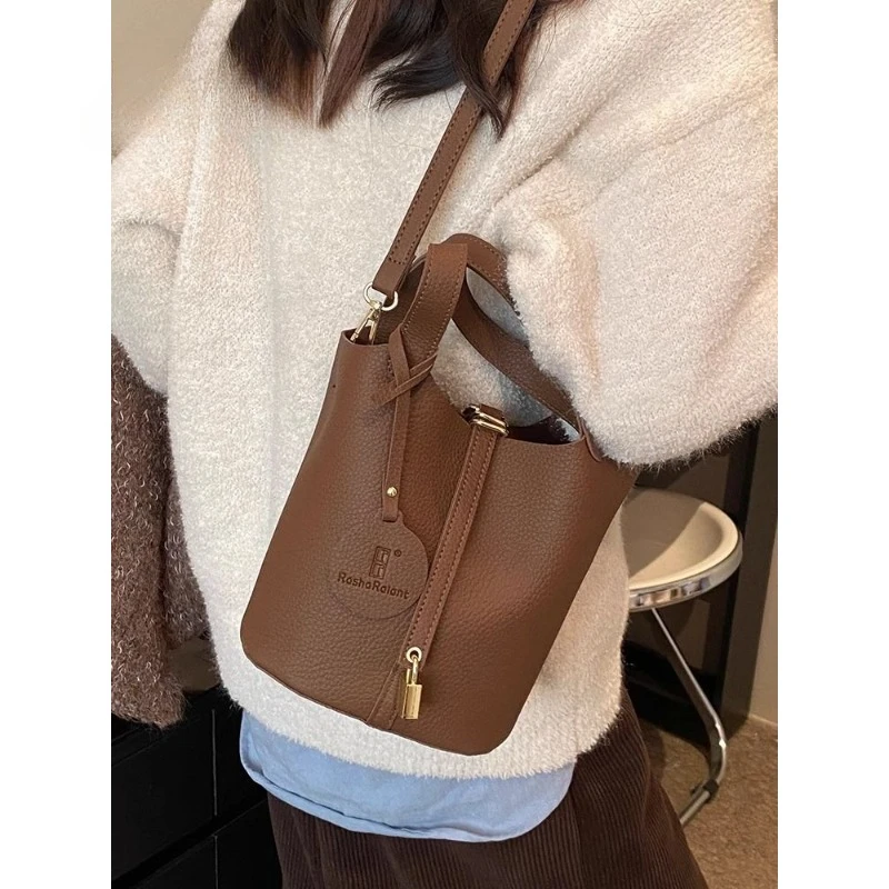 This Year's Popular Bag Women's 2024 New Summer Hand Bag Advanced Commuter Single Shoulder Crossbody Bucket Bag Simple Fashion