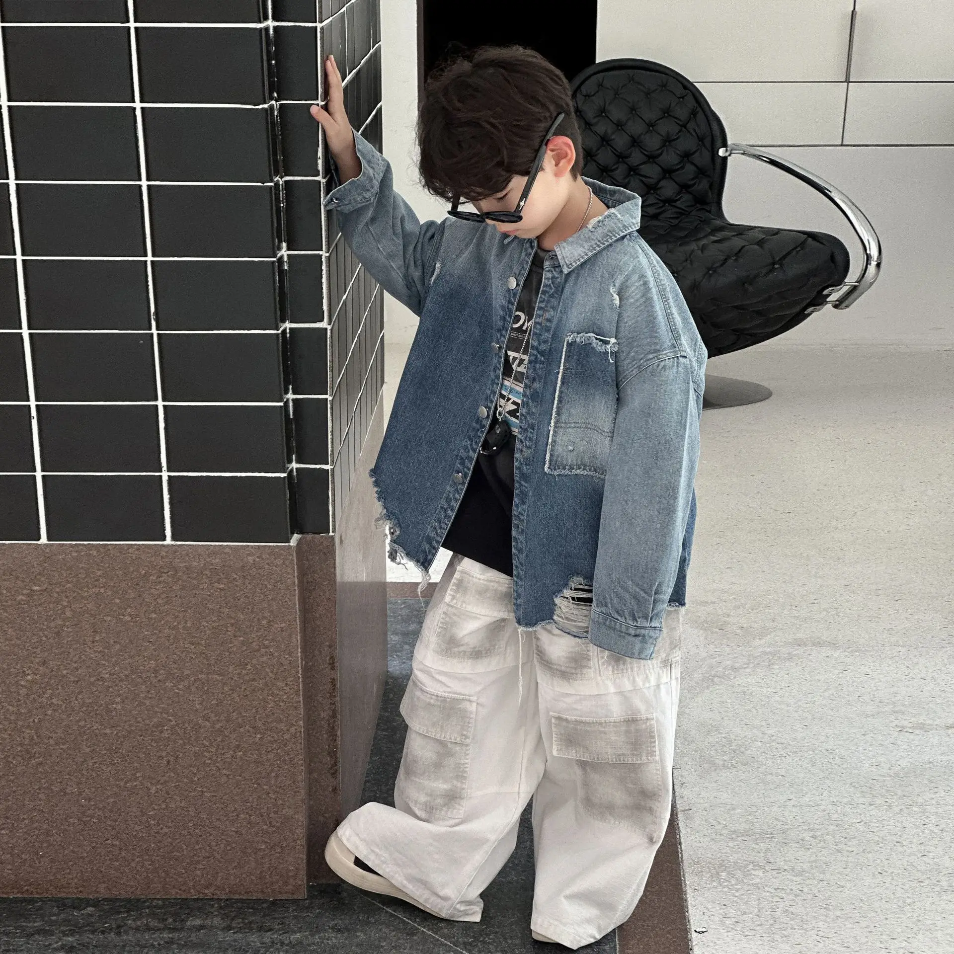 

Детская одежда, верхняя одежда, куртки, новый осенний стиль, свободная и стильная детская джинсовая куртка в корейском стиле для мальчиков