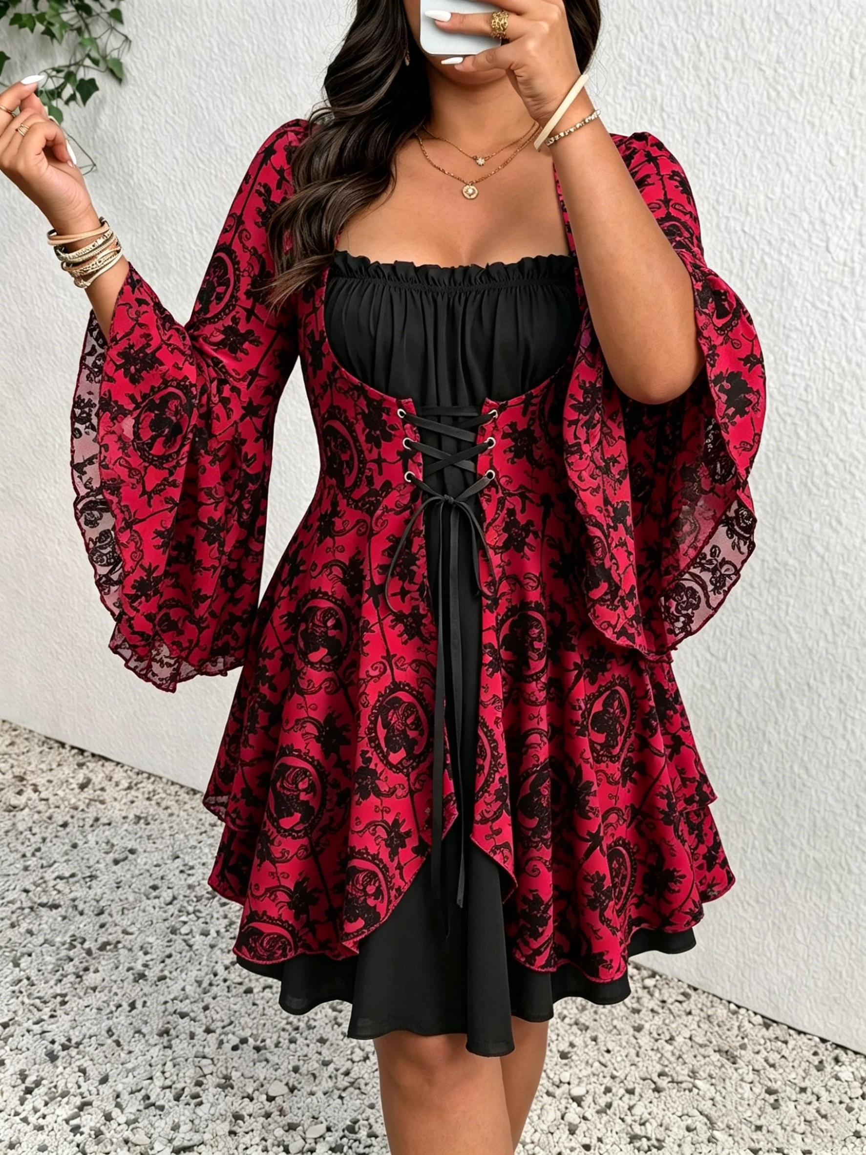 

Платье для женщин больших размеров в ретро-стиле с контрастными красно-черными вставками, квадратным вырезом, расклешенными рукавами, кружевной завязкой и зауженной талией.