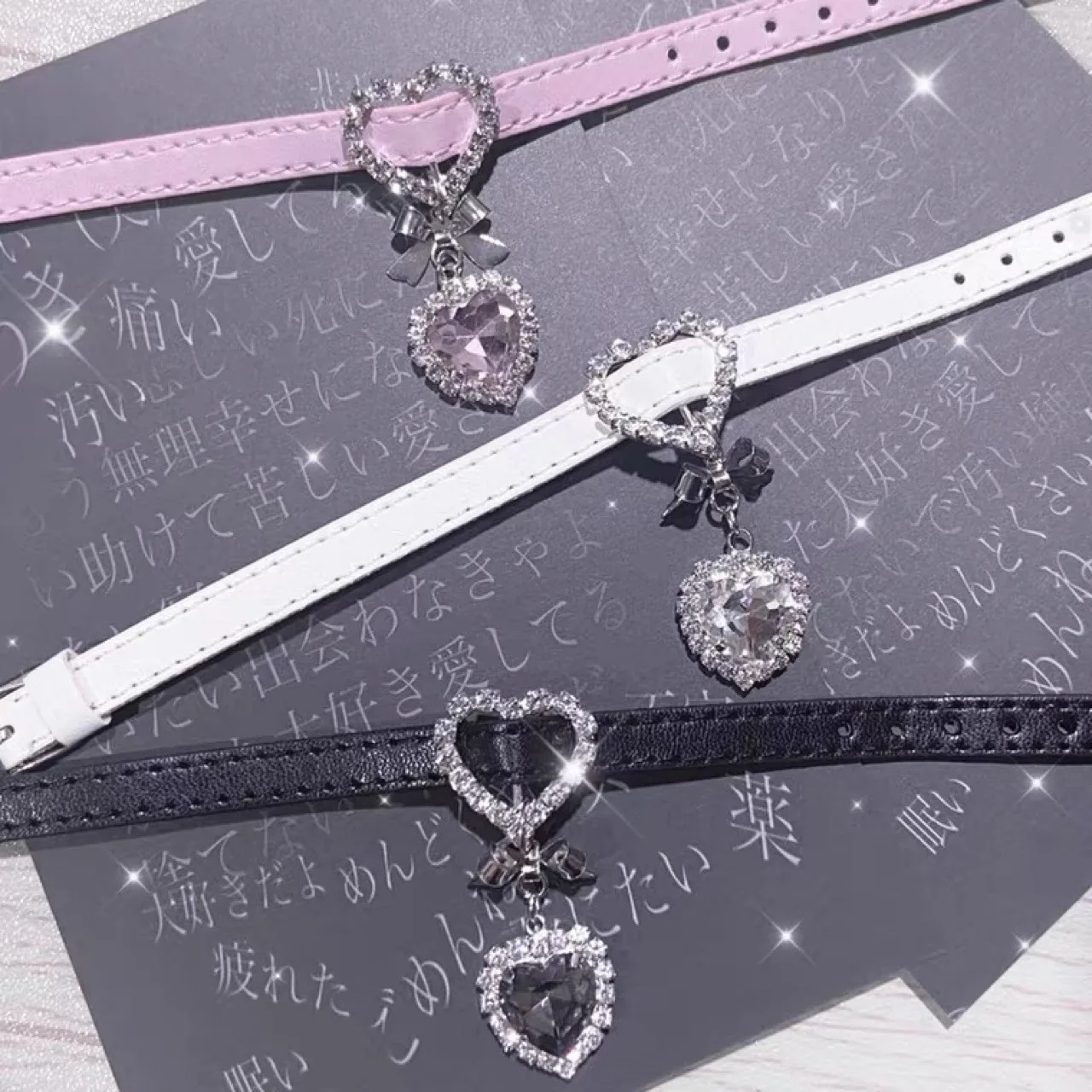 pulseira-de-couro-artesanal-japonesa-lolita-com-laco-de-borboleta-e-pingente-de-coracao-com-strass-–-acessorio-de-joalheria-d