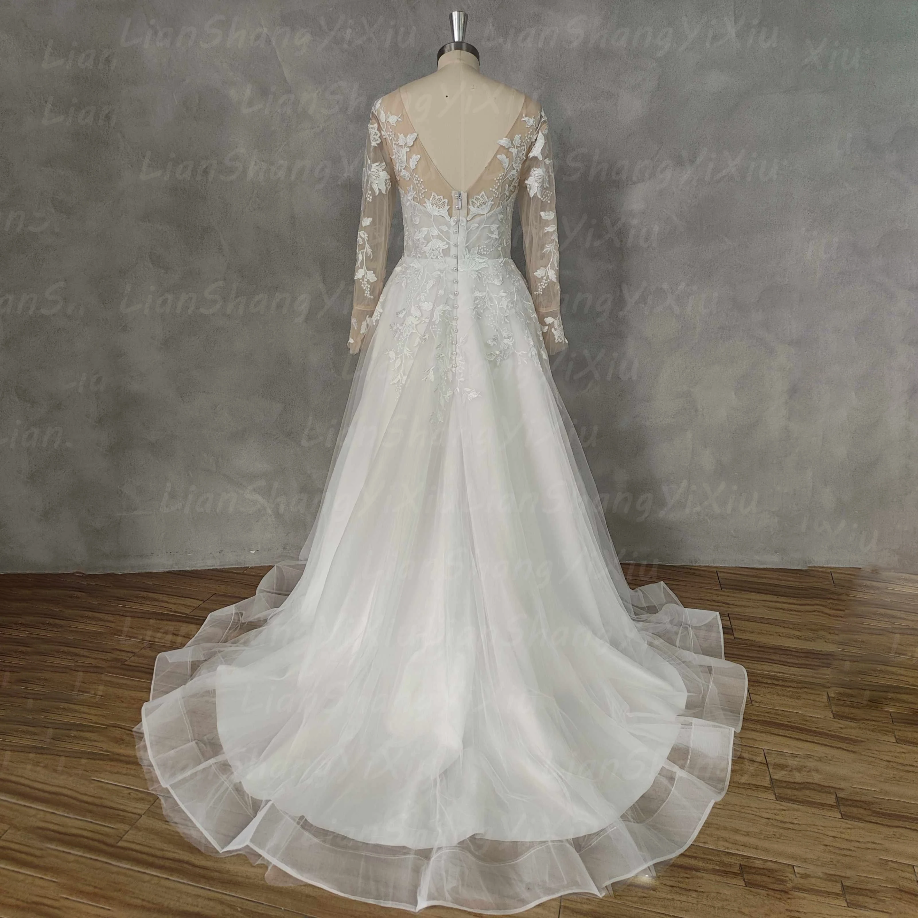 Fotografia 7: Vestido de noiva renda mangas longas costas em V botões pérola fenda alta corte evasê tule cor marfim tamanhos personalizados, ideal para casamento praia e jardim modelo elegante para cerimônias ao ar livre