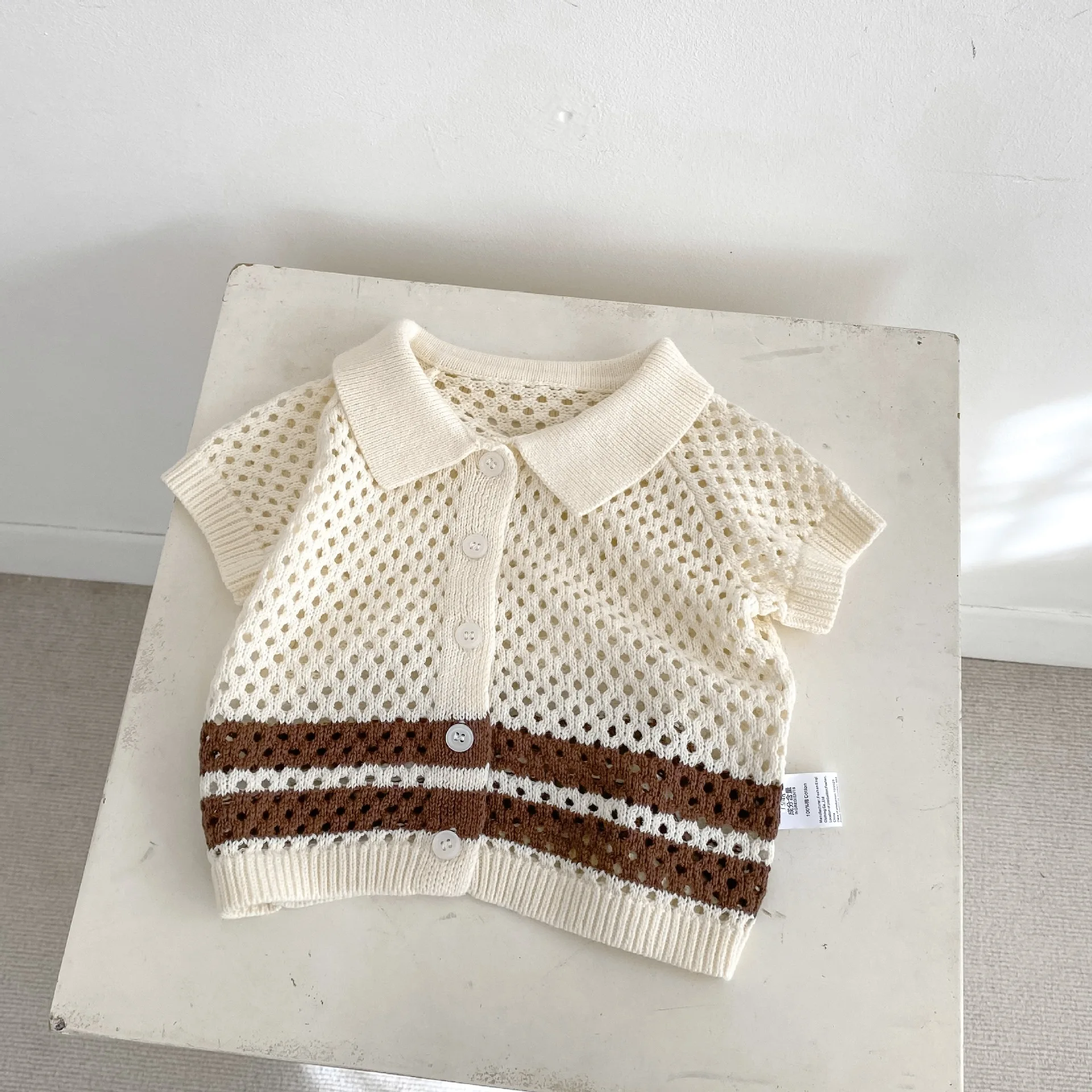 ensemble-deux-pieces-pour-bebe-tendance-ete-ins-haut-tricote-ajoure-a-col-et-boutons-et-short-raye-color-block