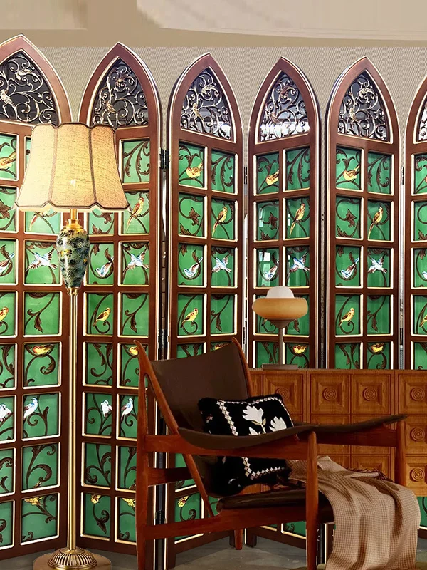 The screen partition is blocked, and the entrance folding glass moves the folding screen.