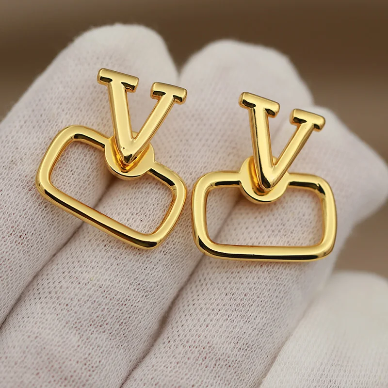 New Sight Design Luxury Metal Letter V Stud Earrings for Women Fashion Brand Brand Jewelry Simple Style Hollow Earrings