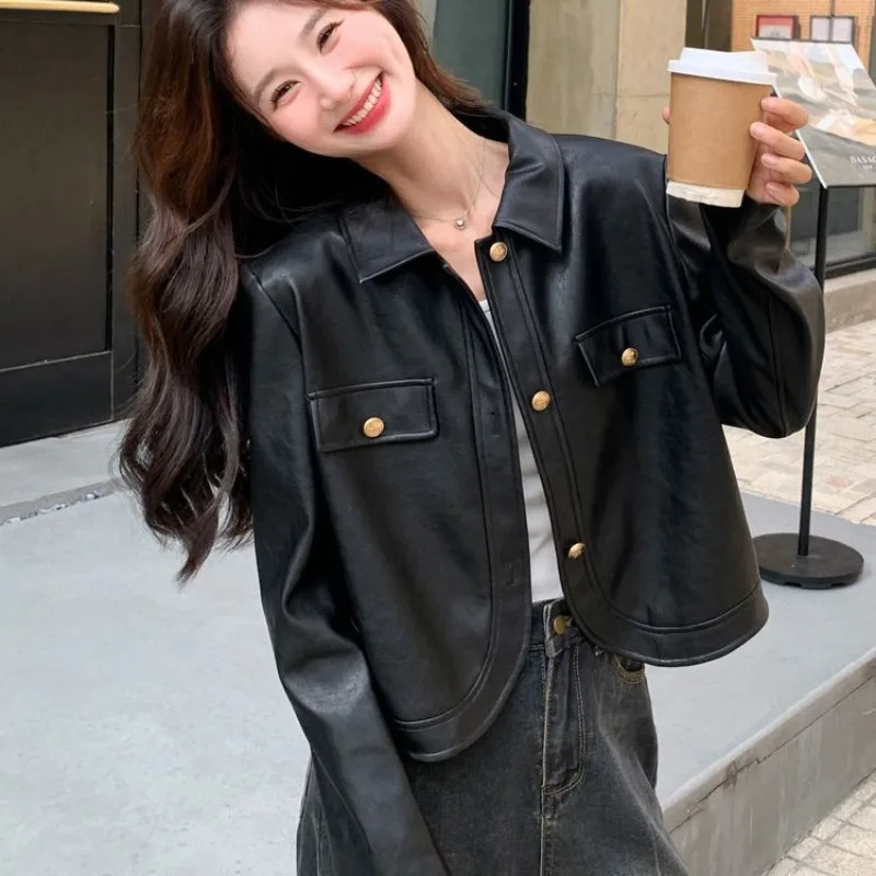 แจ็คเก็ตหนังสีดำสุดหรูสำหรับผู้หญิง กระดุมโลหะ แจ็คเก็ตหนัง PU สั้น แขนยาว เสื้อโค้ทเนื้อนุ่ม สไตล์วินเทจ สำหรับฤดูใบไม้ผลิและฤดูใบไม้ร่วง แฟชั่นทันสมัย