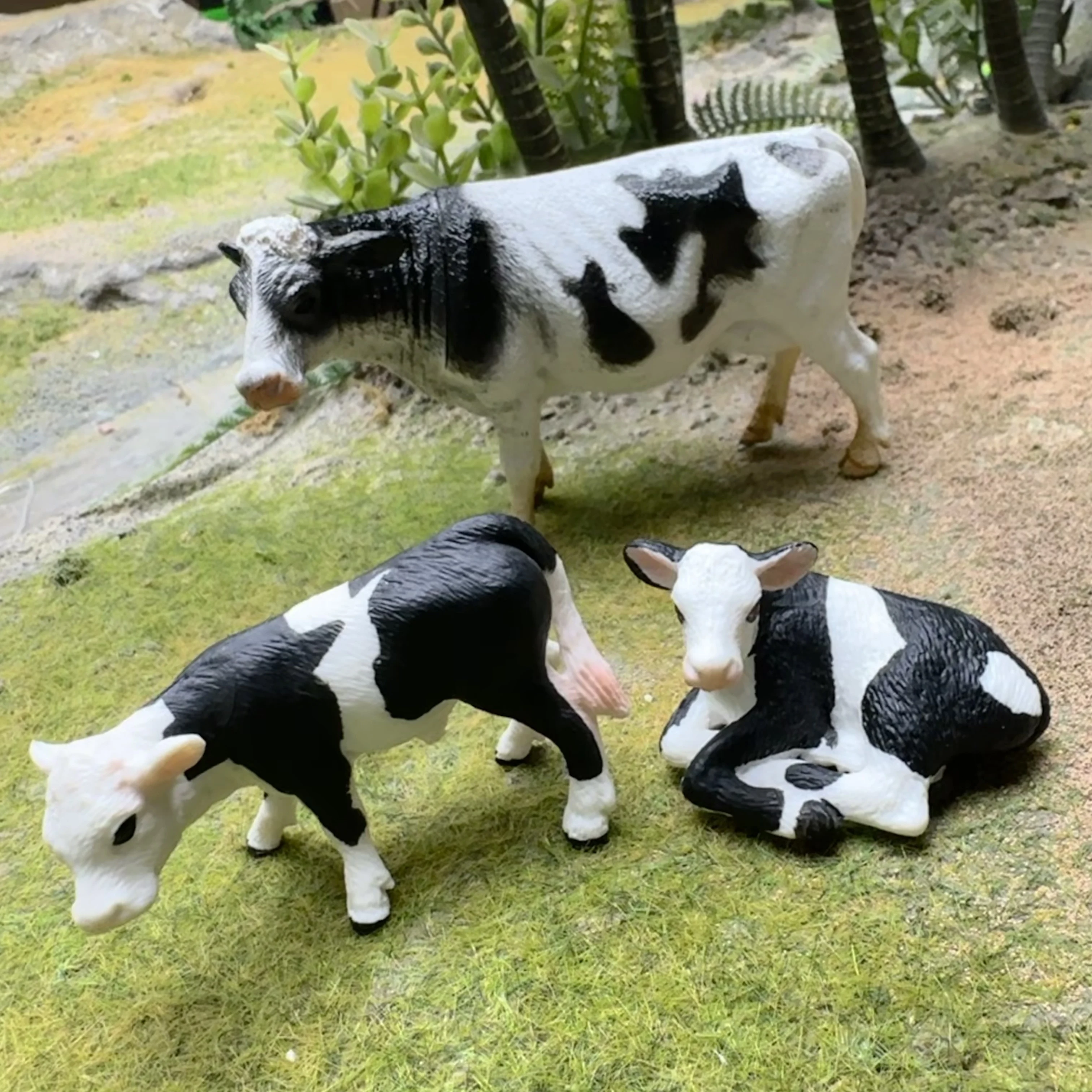 Zestaw 3 realistycznych modeli krów w stojących i leżących pozycjach, dekoracyjne rekwizyty sceniczne, zabawki dla dzieci, edukacyjne figurki zwierząt gospodarskich.