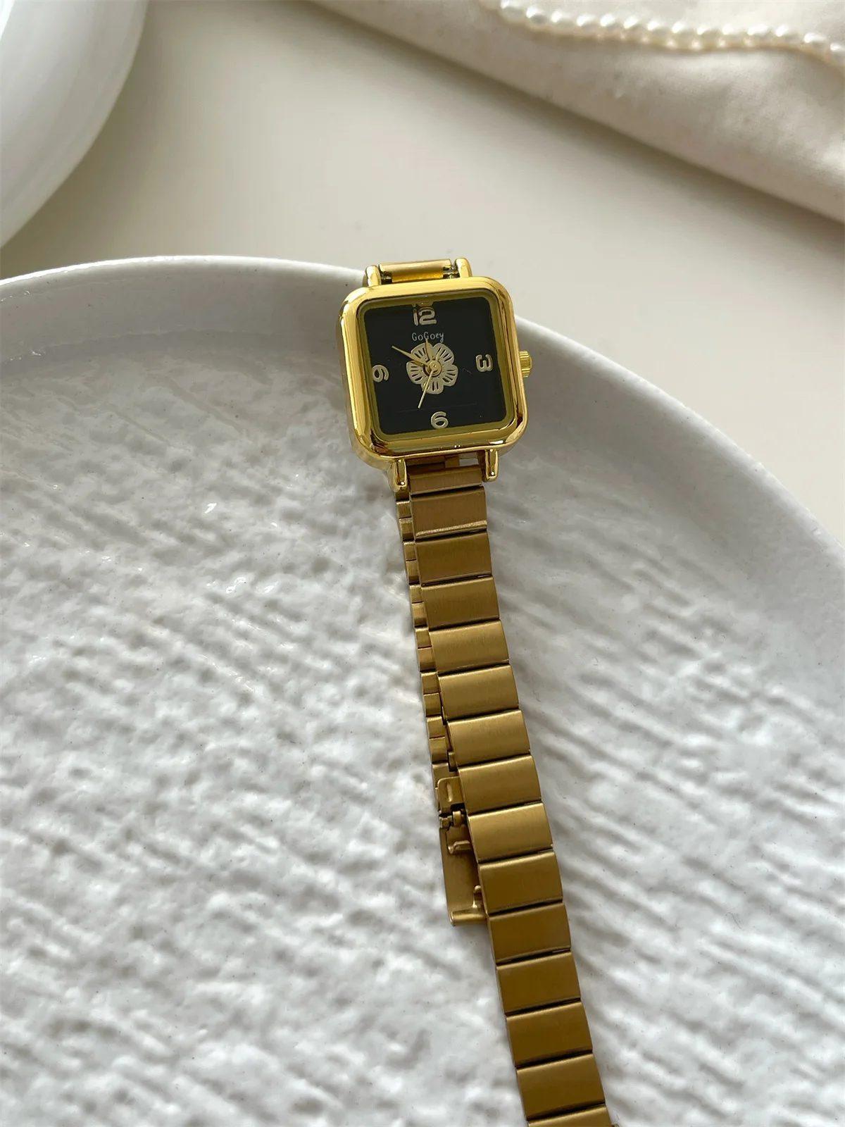 ساعة MAYZHISU النسائية الفاخرة الرجعية المرأة كوارتز الذهب ساعة اليد الفولاذ المقاوم للصدأ مقاوم للماء ساعة الإناث ساعة السيدات