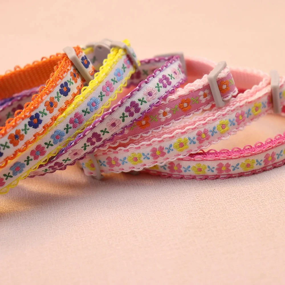 Exquisite mit Blumenstickerei, verstellbare und langlebige Haustierhalsbänder, Katzenzubehör, süßes Spitzenhalsband mit Glöckchen – Detail 4