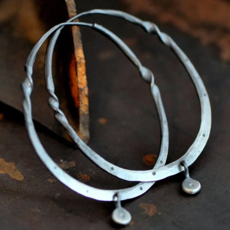 Vintage einfache silberfarbene Metallgeometrie Schnitzmuster Creolen für Frauen Schmuck