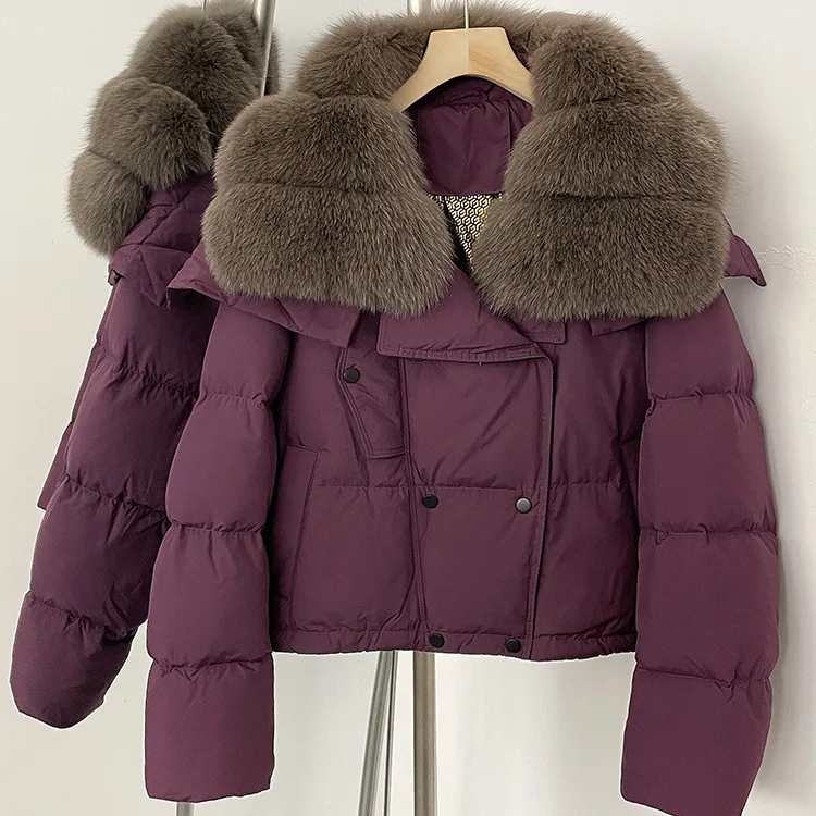 سترة قصيرة أنيقة للشتاء لعام 2025 سترة بيضاء مبطنة أسفل بياقة كبيرة من الفرو كورية متعددة الاستخدامات معاطف سميكة ودافئة للنساء