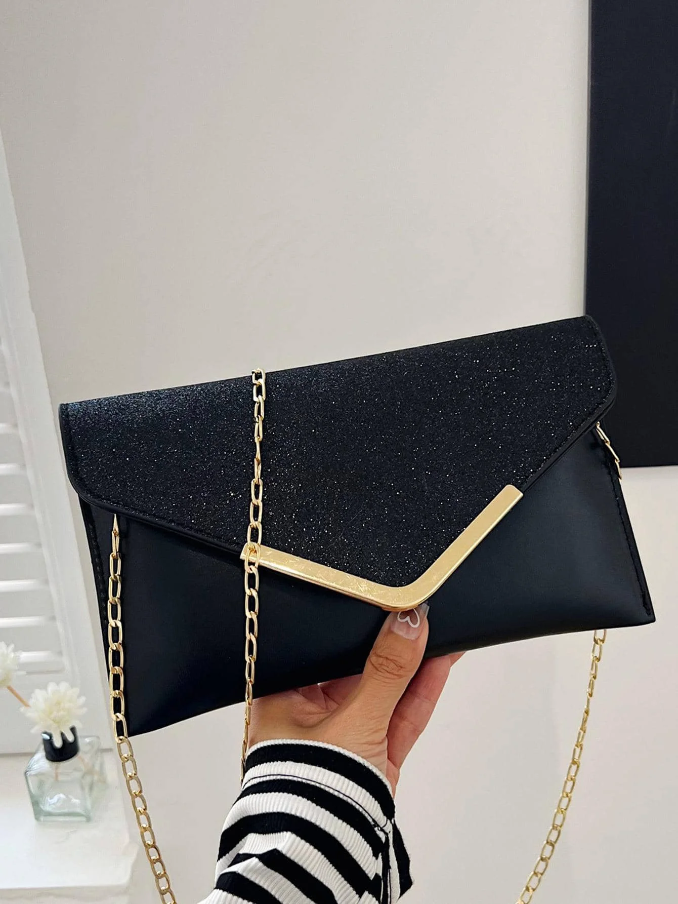 

Черный клатч-конверт с блестками и золотой цепочкой для вечерних мероприятий