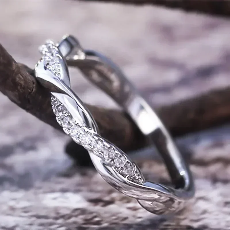 2026 Simple Girl Twist Inlaid Zircon Ring Elegant with Micro Paving Fashion Twisted Pattern Design Engagement Ring