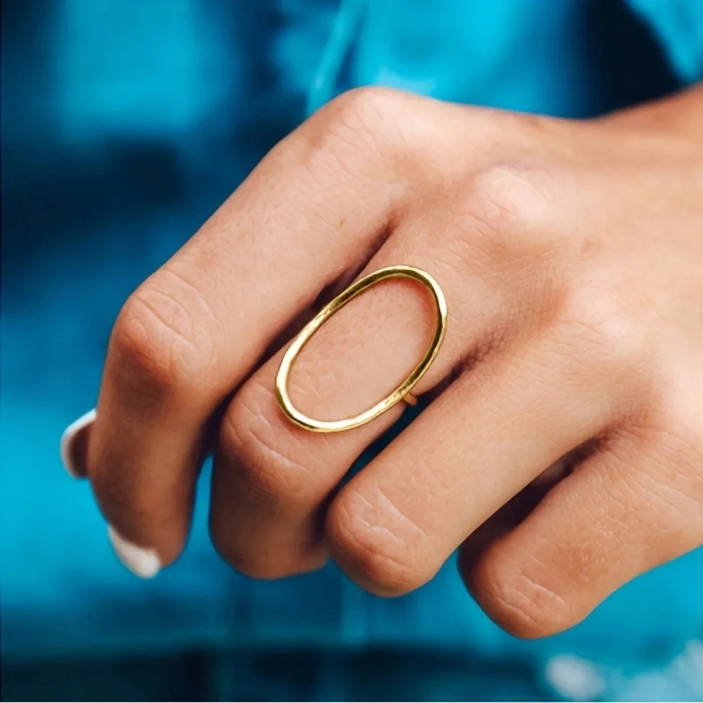 1PC Trendy Open Oval Outline Statement Ring, Gold Silver Two Tone Optional, Hammered Textured Band, Simple Versatile Unisex Hand Jewelry for Men and Women for Daily Matching, Theme Party and Surprise Gift