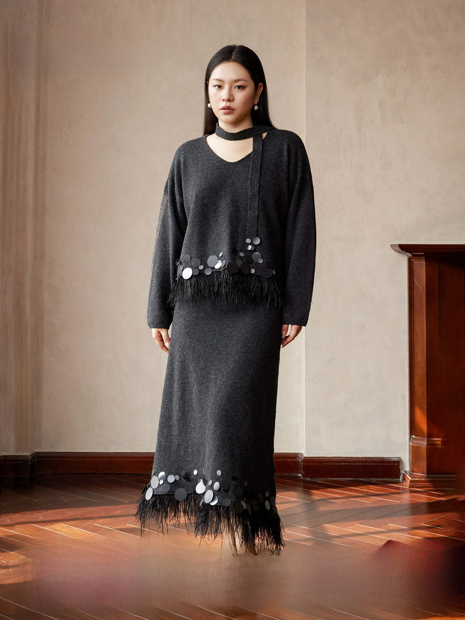 

Зимний вязаный комплект Plusmall: топ с V-образным вырезом и декоративной веревкой, прямая юбка макси, универсальный размер, зимний наряд с пушистыми элементами