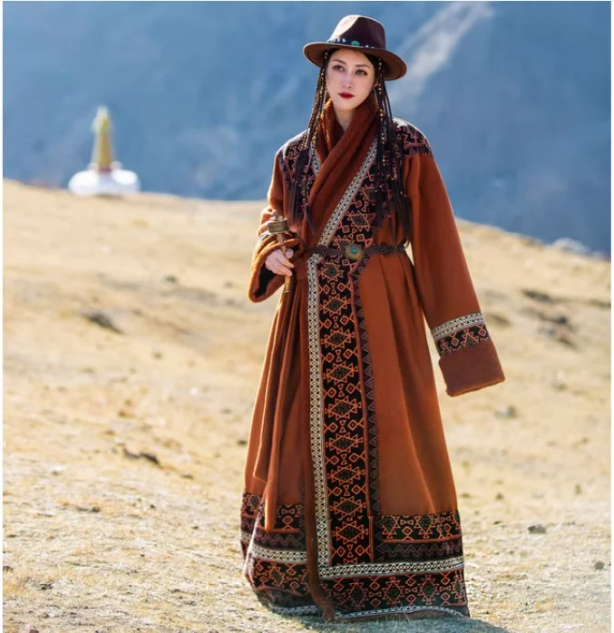 

Advanced Retro Tibetan Clothing, Lhasa Ethnic Style Women's Tibetan Robe