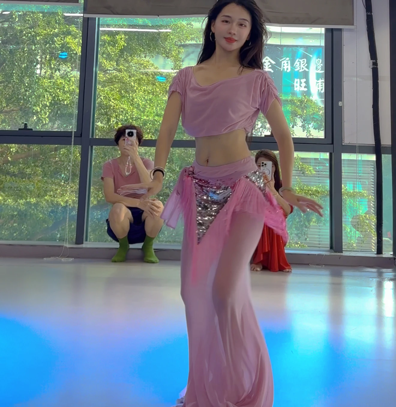 2025 Nieuwe Oosterse Dans Kleding Sexy Temperament Prestaties Kostuum Top + Rok + Hippe Sjaal 3 stks Buikdanswedstrijd Outfit