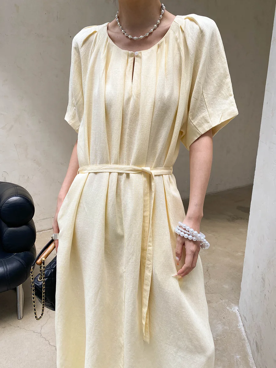 Sommerliches Damenkleid in unifarbenem Design mit plissierter Taille und Rundhalsausschnitt. – Detail 13